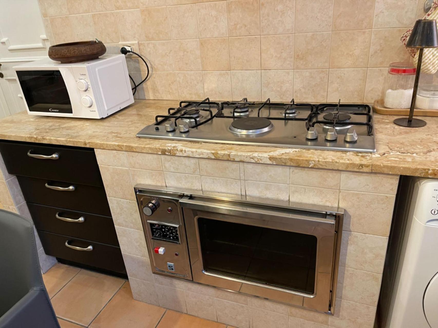 Delightful Stylish House With Private Garden Close To Downtown Vakantiehuis
