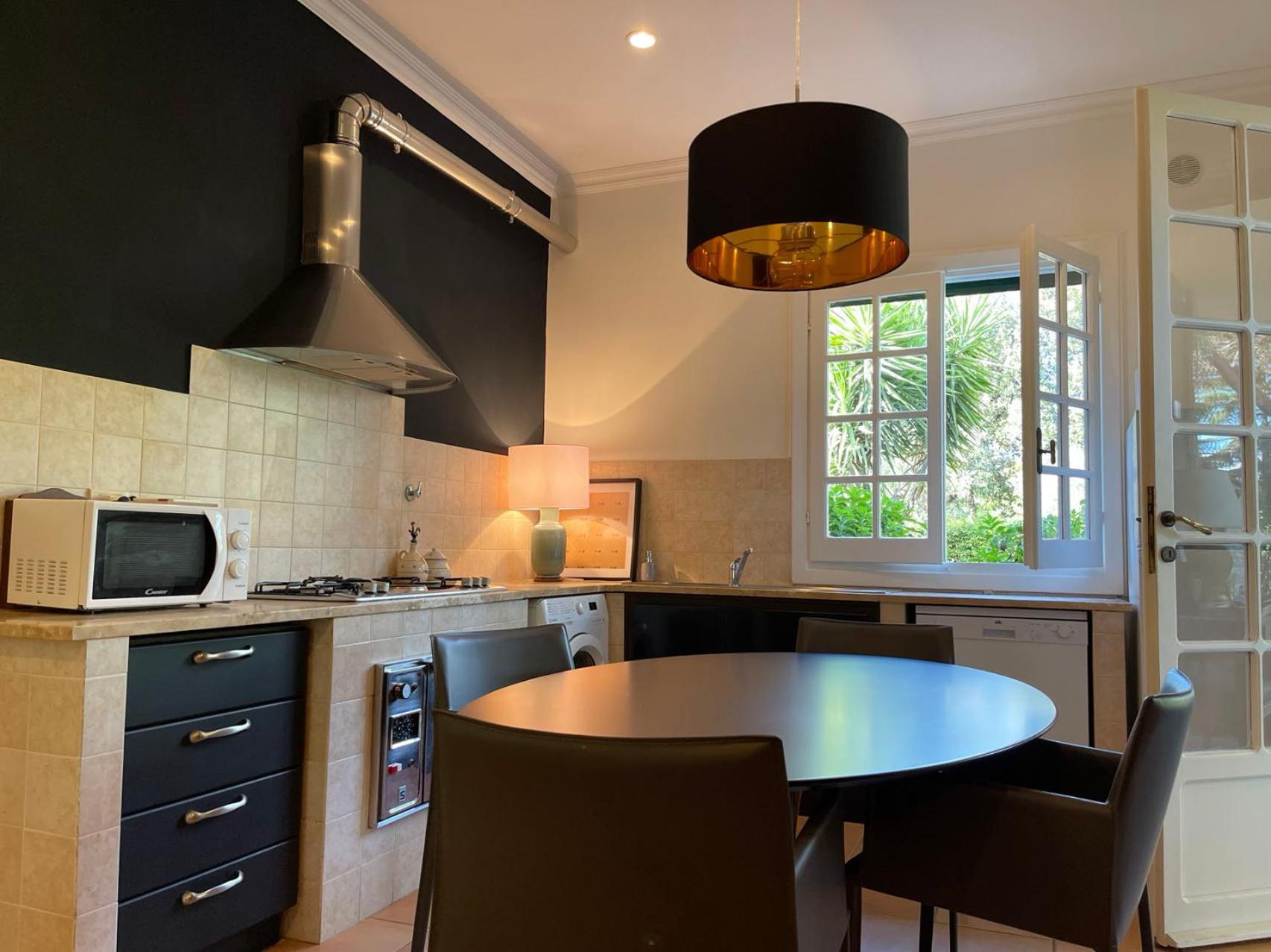 Vakantiehuis Delightful Stylish House With Private Garden Close To Downtown *